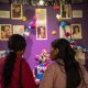 Fotografía del 26 de Junio de 2026 de asistentes a la exposición 'Archivos de resistencia: memorias de lucha de mujeres en Guayaquil' una muestra que crea una línea de tiempo que visibiliza el trabajo que muchas realizaron para conseguir una vida digna y libre de violencia, desde finales de 1970 hasta la actualidad. EFE/ Mauricio Torres