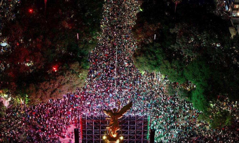 Fotografía aérea que muestra aficionados de México celebrando el triunfo ante Ecuador en el Ángel de la Independencia en un partido de dieciseisavos de final del Mundial de la FIFA 2026, en Ciudad de México (México). EFE/ Tomás Pérez
