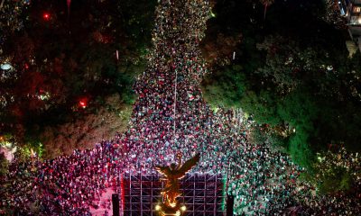 Fotografía aérea que muestra aficionados de México celebrando el triunfo ante Ecuador en el Ángel de la Independencia en un partido de dieciseisavos de final del Mundial de la FIFA 2026, en Ciudad de México (México). EFE/ Tomás Pérez