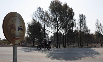 Vista general de una carretera entre La Vall d'Uixó y la Vilavella, dos de los municipios afectados por el incendio declarado el pasado sábado en la Vall d'Uixó (Castellón), que sigue activo y ha quemado ya más de 8.500 hectáreas, con un perímetro de 72 kilómetros y con 10.000 desalojados de 18 localidades. EFE/Manuel Bruque