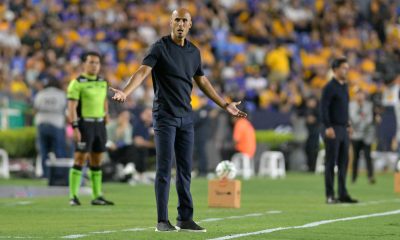 El entrenador de Tigres, Guido Pizarro, reacciona durante un partido de la Liga MX entre Tigres y San Luis en el estadio Universitario en San Nicolás de los Garza (México). EFE/Miguel Sierra