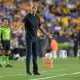 El entrenador de Tigres, Guido Pizarro, reacciona durante un partido de la Liga MX entre Tigres y San Luis en el estadio Universitario en San Nicolás de los Garza (México). EFE/Miguel Sierra