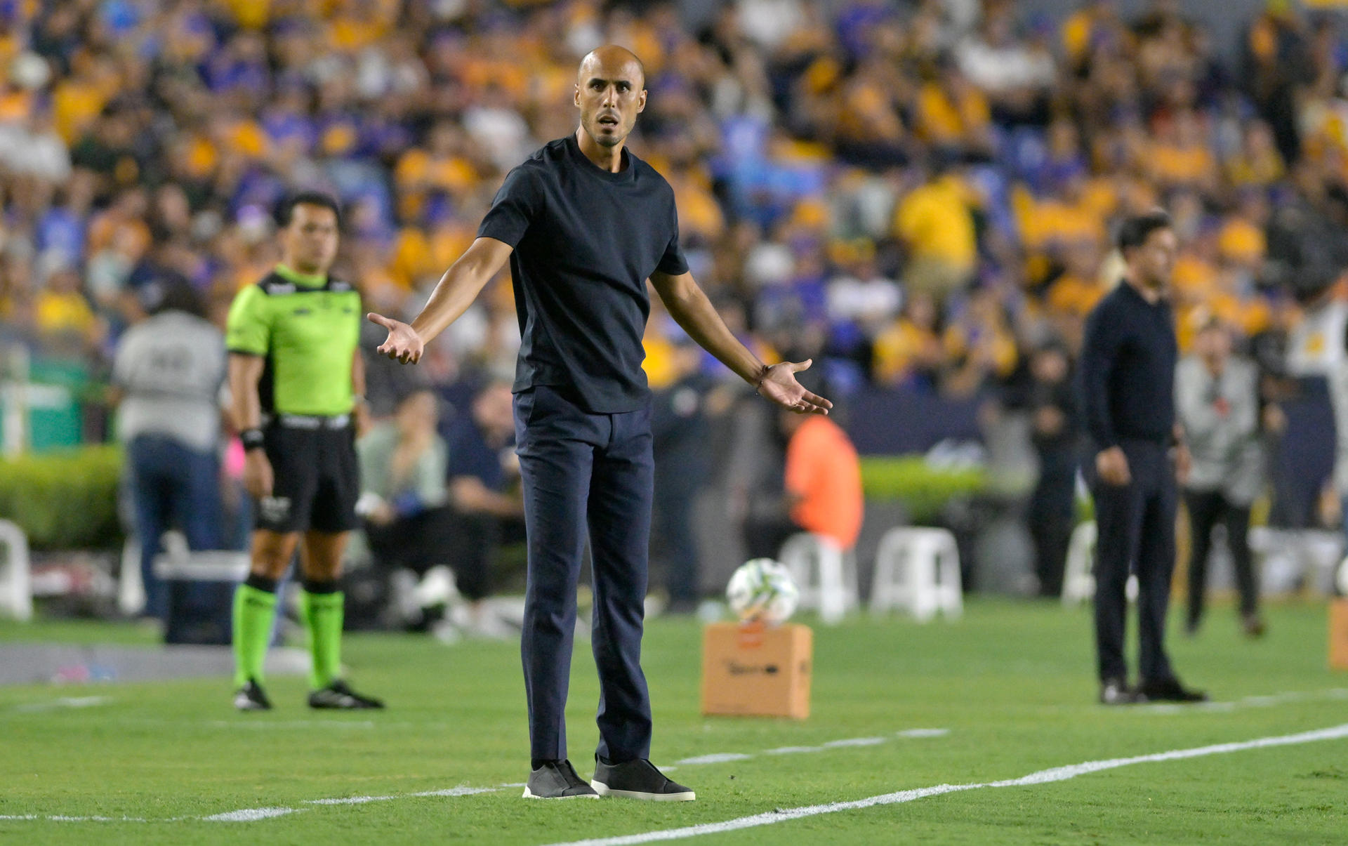 El entrenador de Tigres, Guido Pizarro, reacciona durante un partido de la Liga MX entre Tigres y San Luis en el estadio Universitario en San Nicolás de los Garza (México). EFE/Miguel Sierra