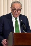 El líder de la mayoría demócrata en el Senado de Estados Unidos, Chuck Schumer, habla durante una conferencia de prensa este jueves en el Club de Prensa Nacional en Washington (EE.UU.). EFE/Lenin Nolly
