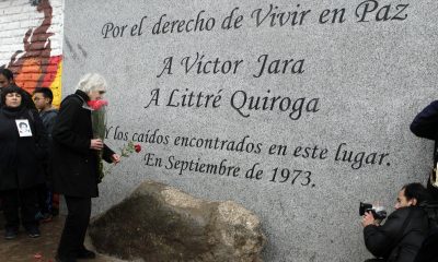 Fotografía de archivo, tomada el 13 de septiembre de 2014, en la que se captó a la viuda del cantautor chileno Víctor Jara, Joan Jara (3-i), durante la inauguración del memorial en homenaje al legendario artista chileno, en las afueras del Cementerio Metropolitano de Santiago de Chile (Chile). EFE/Sebastián Silva