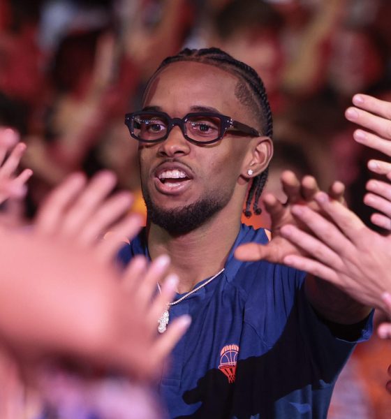 Fotografía del pasado 25 de junio, en la que puede verse al jugador del Valencia Basket Jean Montero, durante la celebración del título de Liga de baloncesto en el Roig Arena, en Valencia. EFE/Biel Aliño