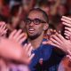 Fotografía del pasado 25 de junio, en la que puede verse al jugador del Valencia Basket Jean Montero, durante la celebración del título de Liga de baloncesto en el Roig Arena, en Valencia. EFE/Biel Aliño