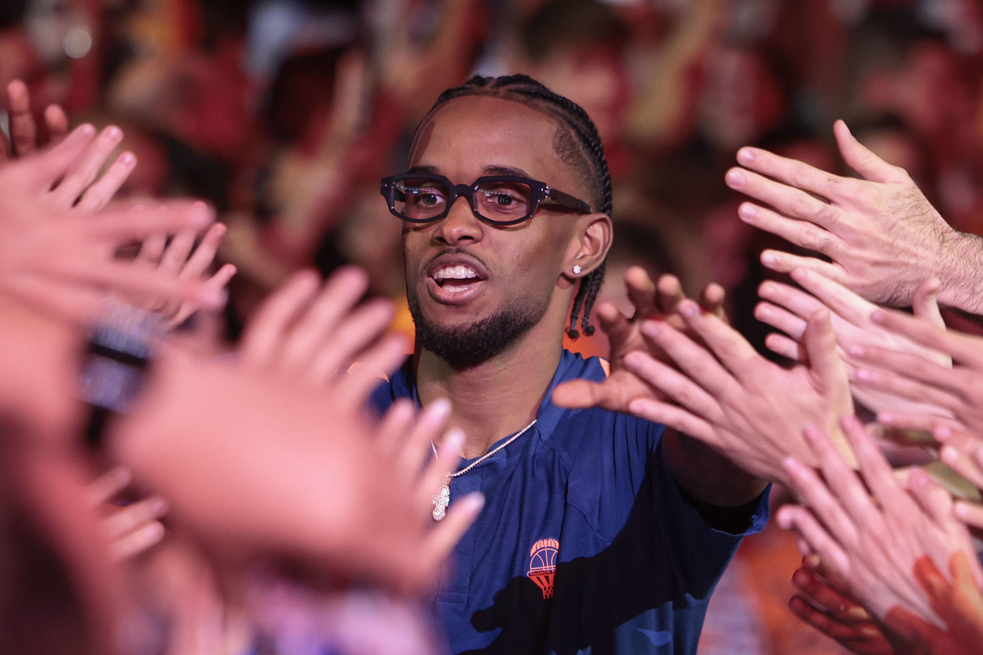 Fotografía del pasado 25 de junio, en la que puede verse al jugador del Valencia Basket Jean Montero, durante la celebración del título de Liga de baloncesto en el Roig Arena, en Valencia. EFE/Biel Aliño