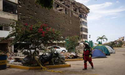 Una persona camina frente a edificios destruidos por terremotos este lunes, en La Guaira (Venezuela). EFE/ Ronald Peña R