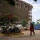 Una persona camina frente a edificios destruidos por terremotos este lunes, en La Guaira (Venezuela). EFE/ Ronald Peña R