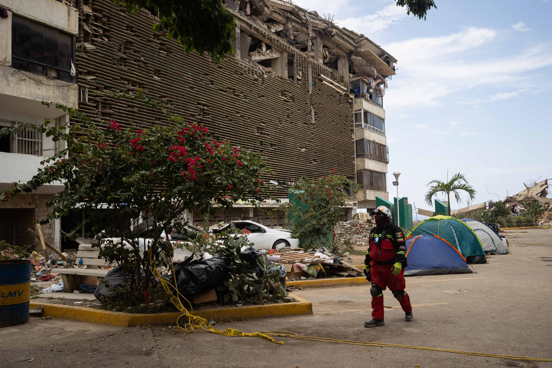Una persona camina frente a edificios destruidos por terremotos este lunes, en La Guaira (Venezuela). EFE/ Ronald Peña R