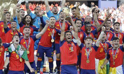 Jugadores de España celebran con el trofeo del Mundial de la FIFA 2026 este domingo, tras vencer a Argentina 1-0 en la final. EFE/ Lavandeira Jr