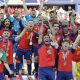 Jugadores de España celebran con el trofeo del Mundial de la FIFA 2026 este domingo, tras vencer a Argentina 1-0 en la final. EFE/ Lavandeira Jr