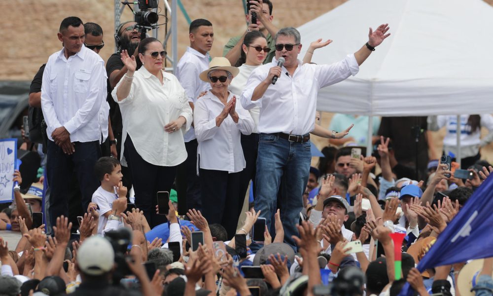 El expresidente hondureño Juan Orlando Hernández (d) habla a sus simpatizantes este domingo, en Comayagua (Honduras). EFE/ Gustavo Amador