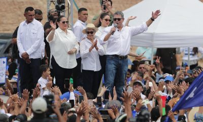 El expresidente hondureño Juan Orlando Hernández (d) habla a sus simpatizantes este domingo, en Comayagua (Honduras). EFE/ Gustavo Amador