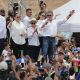 El expresidente hondureño Juan Orlando Hernández (d) habla a sus simpatizantes este domingo, en Comayagua (Honduras). EFE/ Gustavo Amador