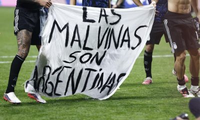 Jugadores de Argentina sostienen una pancarta mientras celebran su victoria este miércoles, en el partido de semifinales de la Copa Mundial de la FIFA 2026 entre Inglaterra y Argentina en el estadio Mercedes-Benz en Atlanta (EE.UU.). EFE/ Will Oliver
