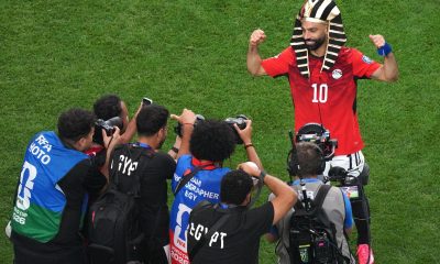 Mohamed Salah (d) celebra la clasificación de Egipto a octavos de final del Mundial disfrazado de faraón en el estadio AT&T de Arlington. EFE/ Kenneth Fernandez
