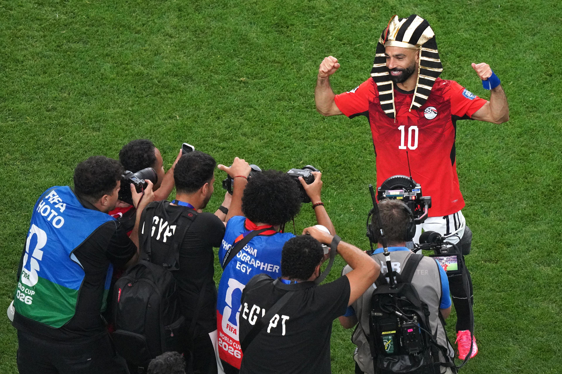 Mohamed Salah (d) celebra la clasificación de Egipto a octavos de final del Mundial disfrazado de faraón en el estadio AT&T de Arlington. EFE/ Kenneth Fernandez