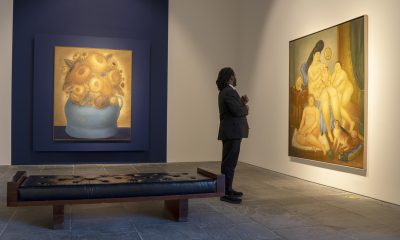 Una persona observa la obra 'Familia Protestante' del artista Fernando Botero, exhibida este jueves en Nueva York (EE.UU.). EFE/Ángel Colmenares