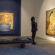 Una persona observa la obra 'Familia Protestante' del artista Fernando Botero, exhibida este jueves en Nueva York (EE.UU.). EFE/Ángel Colmenares