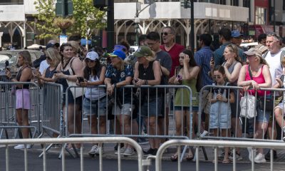 Seguidores de Taylor Swift, apodados 'Swifties', esperan bajo temperaturas de unos 40 grados centígrados con la esperanza de ver el mínimo detalle de la boda de su ídola con el jugador de fútbol americano Travis Kelce en los alrededores del Madison Square Garden en Nueva York (Estados Unidos). EFE/ Ángel Colmenares