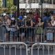 Seguidores de Taylor Swift, apodados 'Swifties', esperan bajo temperaturas de unos 40 grados centígrados con la esperanza de ver el mínimo detalle de la boda de su ídola con el jugador de fútbol americano Travis Kelce en los alrededores del Madison Square Garden en Nueva York (Estados Unidos). EFE/ Ángel Colmenares