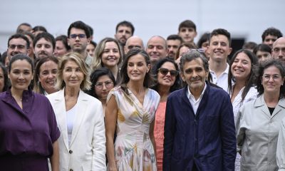 La reina Letizia (c) junto a la presidenta ejecutiva de Adolfo Domínguez, Adriana Domínguez (i) y el fundador y diseñador Adolfo Domínguez (2d) visita este viernes, 24 de julio, víspera del Día de Galicia, las instalaciones de Adolfo Domínguez en San Cibrao (Ourense) por los 50 años de la firma decana de la moda española y la primera en cotizar en bolsa, cuyas riendas llevan ahora las hijas del diseñador gallego. EFE/ Brais Lorenzo