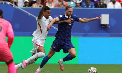 Morgan Rogers, de Inglaterra (i), frente a Adrien Rabiot, de Francia (d), durante el partido por el tercer puesto del Mundial de Estados Unidos, México y Canadá, disputado este sábado entre ambas selecciones. EFE/CRISTOBAL HERRERA-ULASHKEVICH