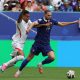 Morgan Rogers, de Inglaterra (i), frente a Adrien Rabiot, de Francia (d), durante el partido por el tercer puesto del Mundial de Estados Unidos, México y Canadá, disputado este sábado entre ambas selecciones. EFE/CRISTOBAL HERRERA-ULASHKEVICH