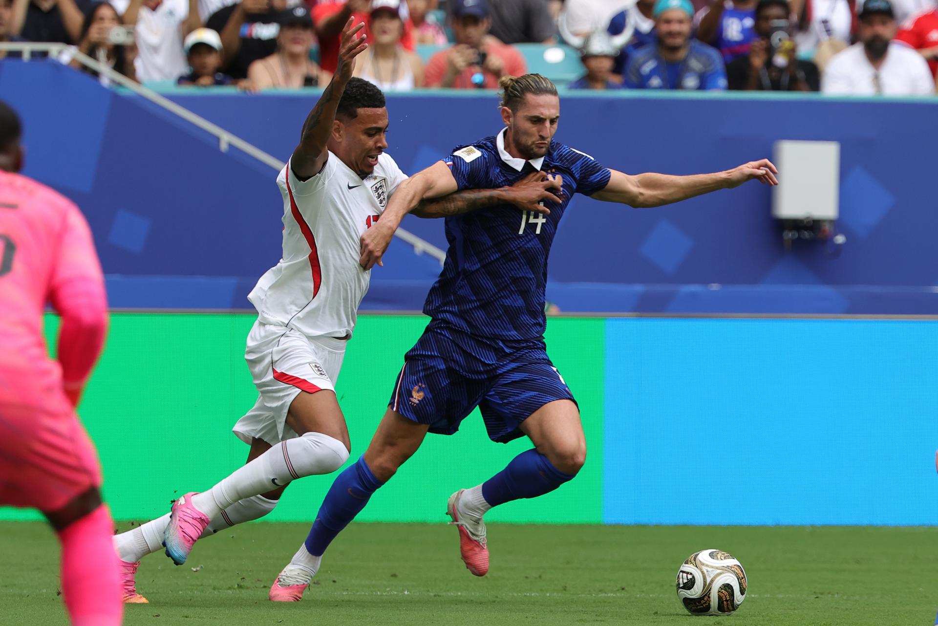 Morgan Rogers, de Inglaterra (i), frente a Adrien Rabiot, de Francia (d), durante el partido por el tercer puesto del Mundial de Estados Unidos, México y Canadá, disputado este sábado entre ambas selecciones. EFE/CRISTOBAL HERRERA-ULASHKEVICH
