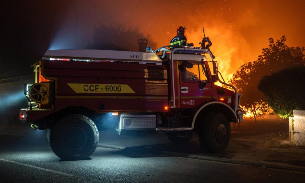 Una fotografía facilitada por el Sdis33 (Servicio Departamental de Bomberos y Rescate de Gironda) muestra a un equipo de bomberos desplegándose para combatir un incendio forestal que se propaga en Lège-Cap-Ferret, en el suroeste de Francia. EFE/EPA/SDIS33 / DAMIEN REMBERT HANDOUT HANDOUT EDITORIAL USE ONLY/NO SALES
