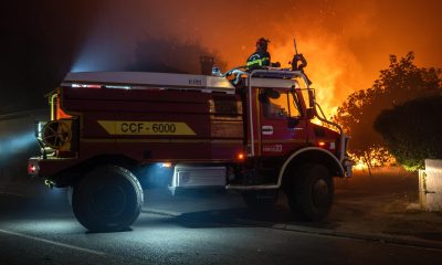 Una fotografía facilitada por el Sdis33 (Servicio Departamental de Bomberos y Rescate de Gironda) muestra a un equipo de bomberos desplegándose para combatir un incendio forestal que se propaga en Lège-Cap-Ferret, en el suroeste de Francia. EFE/EPA/SDIS33 / DAMIEN REMBERT HANDOUT HANDOUT EDITORIAL USE ONLY/NO SALES