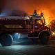 Una fotografía facilitada por el Sdis33 (Servicio Departamental de Bomberos y Rescate de Gironda) muestra a un equipo de bomberos desplegándose para combatir un incendio forestal que se propaga en Lège-Cap-Ferret, en el suroeste de Francia. EFE/EPA/SDIS33 / DAMIEN REMBERT HANDOUT HANDOUT EDITORIAL USE ONLY/NO SALES