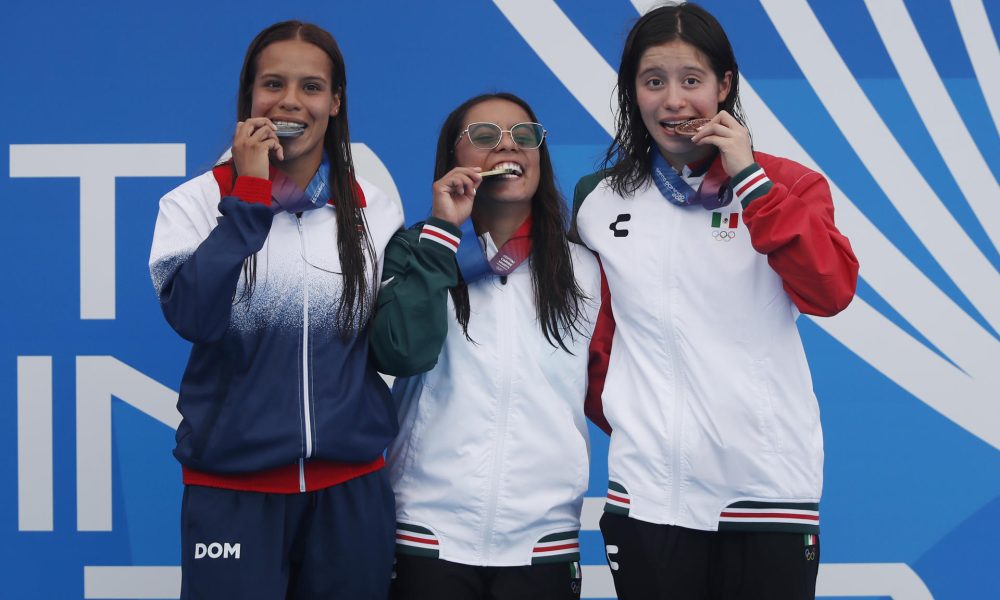Víctoria Garza (i) de R.Dominicana, medalla de plata; Alejandra Estudillo (c) de México, medalla de oro; y Adriana Torres (d) de México, medalla de bronce, posan en el podio de la competencia de clavados 10m plataforma en los XXV Juegos Centroamericanos y del Caribe Santo Domingo 2026, en Santo Domingo (República Dominicana). EFE/ Rodrigo Sura