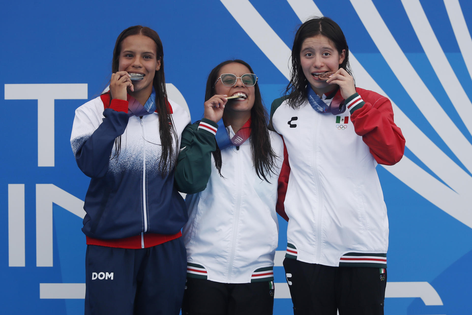Víctoria Garza (i) de R.Dominicana, medalla de plata; Alejandra Estudillo (c) de México, medalla de oro; y Adriana Torres (d) de México, medalla de bronce, posan en el podio de la competencia de clavados 10m plataforma en los XXV Juegos Centroamericanos y del Caribe Santo Domingo 2026, en Santo Domingo (República Dominicana). EFE/ Rodrigo Sura