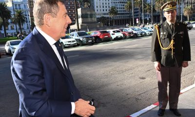 El ministro de Economía, Gabriel Oddone, ingresa a la Torre Ejecutiva, previo a una reunión con la directora gerente del Fondo Monetario Internacional (FMI), Kristalina Georgieva, este jueves en Montevideo (Uruguay) EFE/ Federico Gutiérrez.