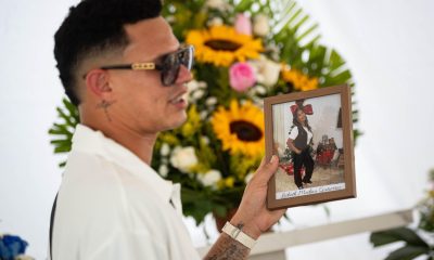 Leonardo Suárez (i) fue captado este 3 de julio durante el funeral de su mamá, su esposa, sus dos hijas y un sobrino, así como la abuela de su mujer, víctimas de los terremotos del pasado 24 de junio, en Catia La Mar (La Guaira, Venezuela). EFE/Ronald Peña