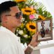 Leonardo Suárez (i) fue captado este 3 de julio durante el funeral de su mamá, su esposa, sus dos hijas y un sobrino, así como la abuela de su mujer, víctimas de los terremotos del pasado 24 de junio, en Catia La Mar (La Guaira, Venezuela). EFE/Ronald Peña