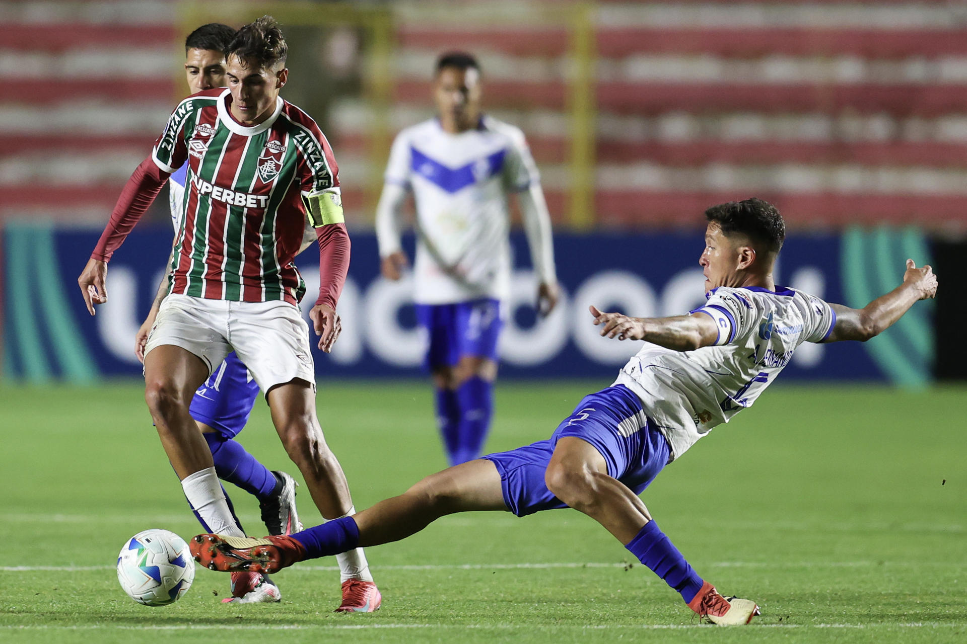 Augusto Héctor Seimandi (d) de San José disputa un balón con Facundo Bernal de Fluminense en foto de archivo de Luis Gandarillas
