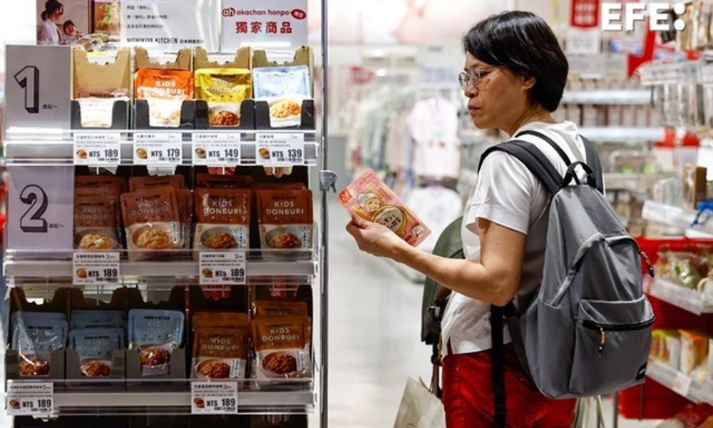 TAICHUNG (Taiwán), 31/07/2026.- Una persona consulta los precios de los productos en unos grandes almacenes de Taichung, Taiwán, el 31 de julio de 2026. La economía de Taiwán creció un 14,55 % en el primer trimestre de 2026, registrando su mayor expansión desde el tercer trimestre de 1978, debido a la sólida demanda de tecnologías de inteligencia artificial (IA), a pesar de las preocupaciones derivadas de las tensiones en Oriente Medio. EFE/EPA/RITCHIE B. TONGO