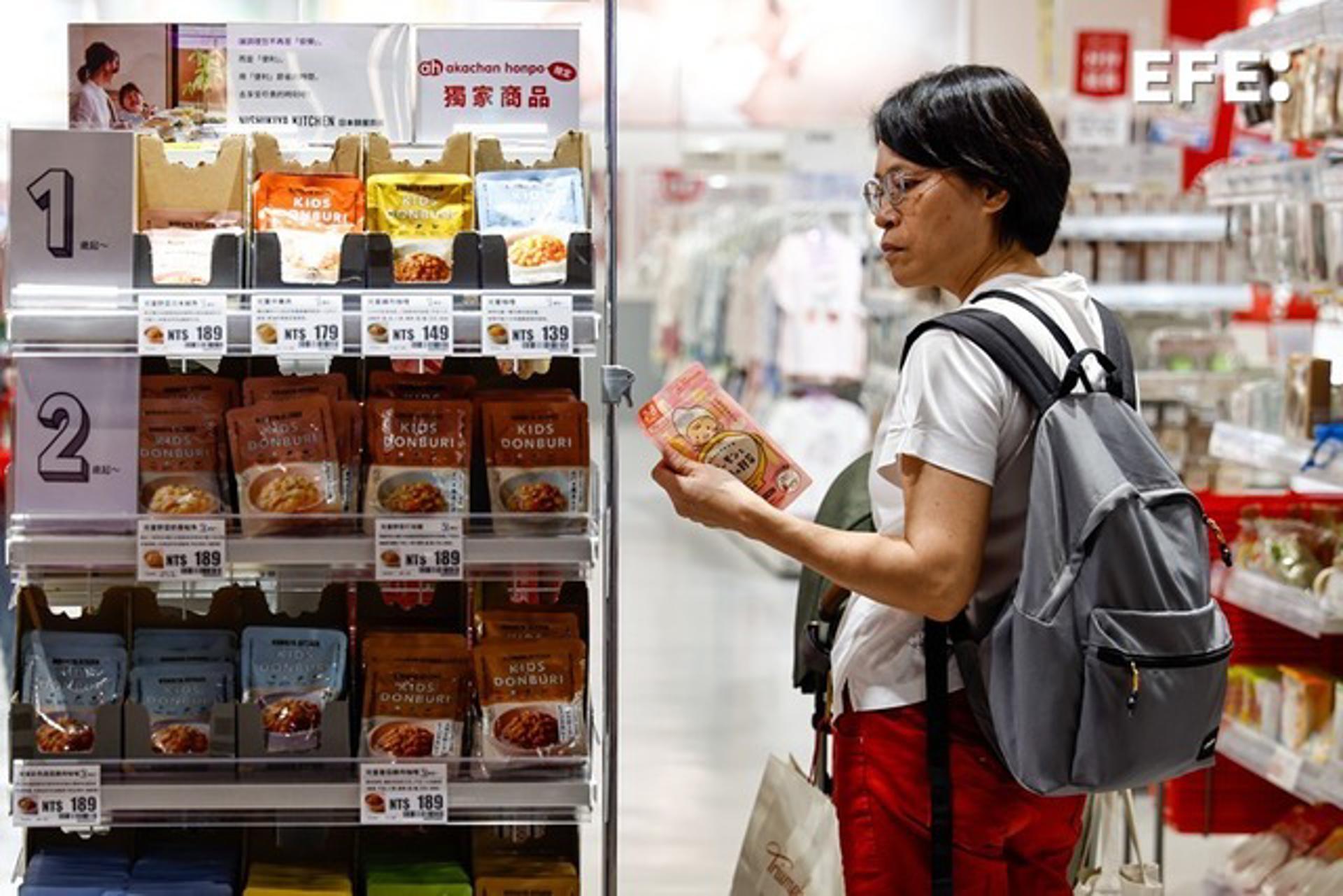 TAICHUNG (Taiwán), 31/07/2026.- Una persona consulta los precios de los productos en unos grandes almacenes de Taichung, Taiwán, el 31 de julio de 2026. La economía de Taiwán creció un 14,55 % en el primer trimestre de 2026, registrando su mayor expansión desde el tercer trimestre de 1978, debido a la sólida demanda de tecnologías de inteligencia artificial (IA), a pesar de las preocupaciones derivadas de las tensiones en Oriente Medio. EFE/EPA/RITCHIE B. TONGO