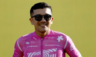 El ciclista ecuatoriano Richard Carapaz, del equipo EF Education–EasyPost, saluda durante la presentación de los equipos del Tour de Francia 2026 frente a la Basílica de la Sagrada Familia en Barcelona, España. EFE/EPA/GUILLAUME HORCAJUELO