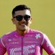 El ciclista ecuatoriano Richard Carapaz, del equipo EF Education–EasyPost, saluda durante la presentación de los equipos del Tour de Francia 2026 frente a la Basílica de la Sagrada Familia en Barcelona, España. EFE/EPA/GUILLAUME HORCAJUELO