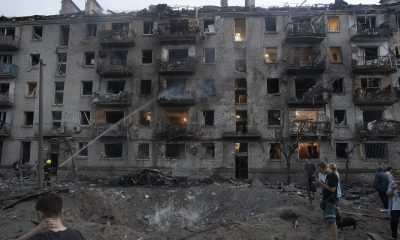 Al menos 30 personas han perdido ya la vida debido al ataque masivo ruso con misiles y drones lanzado por Rusia contra Kiev durante la madrugada del jueves, según el balance publicado por el Servicio de Emergencias de Ucrania este viernes. En la imagen, residentes se reúnen en el lugar de un ataque con misiles rusos contra una zona residencial en Kiev, Ucrania, el 2 de julio de 2026. EFE/EPA/TOMMASO FUMAGALLI