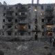 Al menos 30 personas han perdido ya la vida debido al ataque masivo ruso con misiles y drones lanzado por Rusia contra Kiev durante la madrugada del jueves, según el balance publicado por el Servicio de Emergencias de Ucrania este viernes. En la imagen, residentes se reúnen en el lugar de un ataque con misiles rusos contra una zona residencial en Kiev, Ucrania, el 2 de julio de 2026. EFE/EPA/TOMMASO FUMAGALLI
