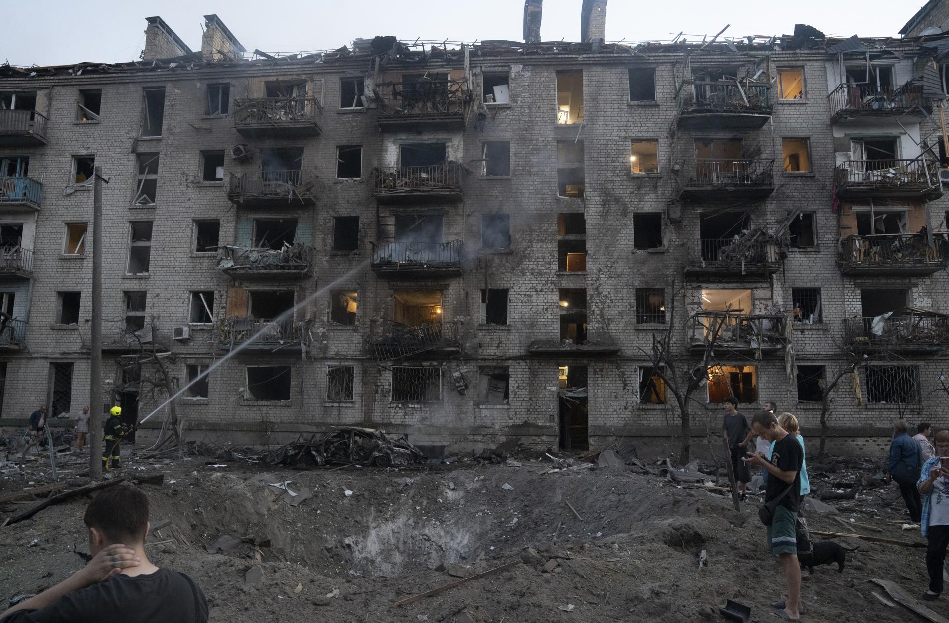 Al menos 30 personas han perdido ya la vida debido al ataque masivo ruso con misiles y drones lanzado por Rusia contra Kiev durante la madrugada del jueves, según el balance publicado por el Servicio de Emergencias de Ucrania este viernes. En la imagen, residentes se reúnen en el lugar de un ataque con misiles rusos contra una zona residencial en Kiev, Ucrania, el 2 de julio de 2026. EFE/EPA/TOMMASO FUMAGALLI