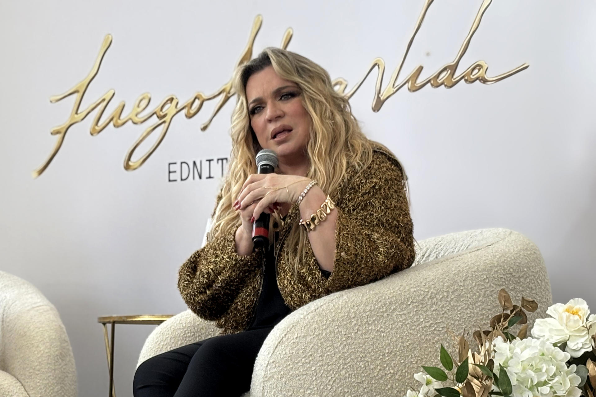 La cantante puertorriqueña Ednita Nazario habla durante la presentación de su nuevo álbum 'FuegoAlmaVida' este martes, en San Juan (Puerto Rico). EFE/ Esther Alaejos