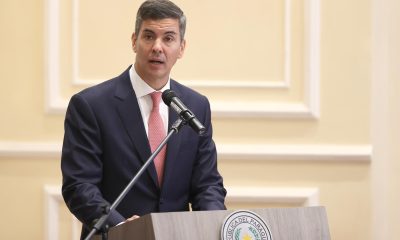 El presidente de Paraguay, Santiago Peña, habla durante la presentación de la 'Alerta MAFE', un sistema de búsqueda y localización de personas desaparecidas a través de las plataformas de la tecnológica Meta, este lunes en Asunción (Paraguay). EFE/ Juan Pablo Pino