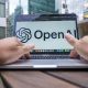 Fotografía de archivo en la que se captaron las manos de una persona al revisar su ordenador con el logo de OpenAI en la pantalla, en Nueva York (NY, EE.UU.). EFE/Ángel Colmenares